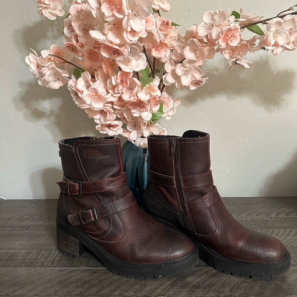 Gently used bull boxer boots.